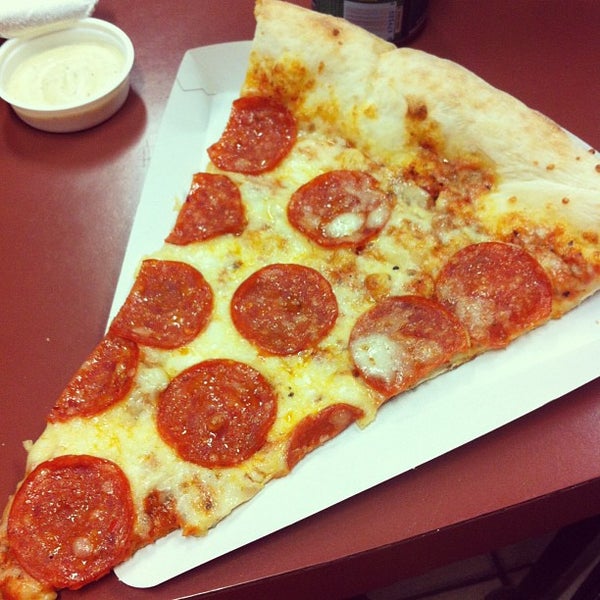 Снимок сделан в Big Slice Pizza пользователем Triston S. 8/15/2013