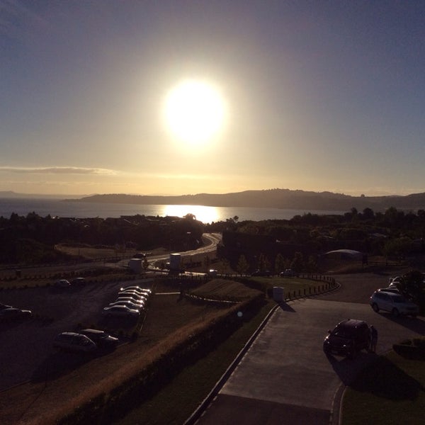 Foto diambil di Hilton Lake Taupo oleh Peter H. pada 2/2/2014