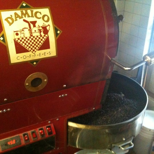 1/15/2011에 J Crowley님이 D&#39;Amico Coffee Roasters에서 찍은 사진