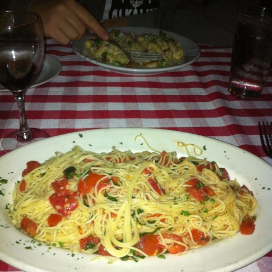 Foto diambil di Spaghetti Bender Restaurant oleh Christina H. pada 5/14/2012