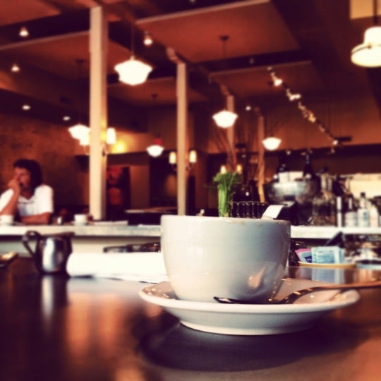รูปภาพถ่ายที่ Annies Café &amp; Bar โดย Darren J. เมื่อ 3/2/2012