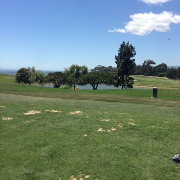 รูปภาพถ่ายที่ Sandpiper Golf Course โดย Carl B. เมื่อ 5/28/2013