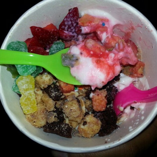 รูปภาพถ่ายที่ Fruttela Frozen Yogurt โดย Summer H. เมื่อ 1/25/2013