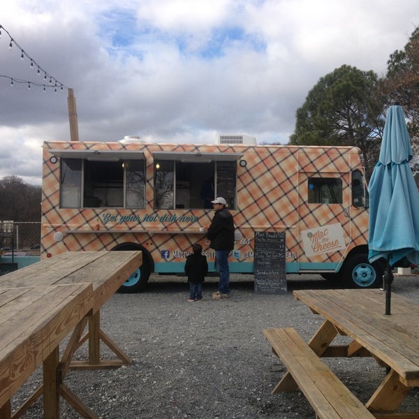 1/6/2013 tarihinde Laetitia R.ziyaretçi tarafından Atlanta Food Truck Park &amp; Market'de çekilen fotoğraf