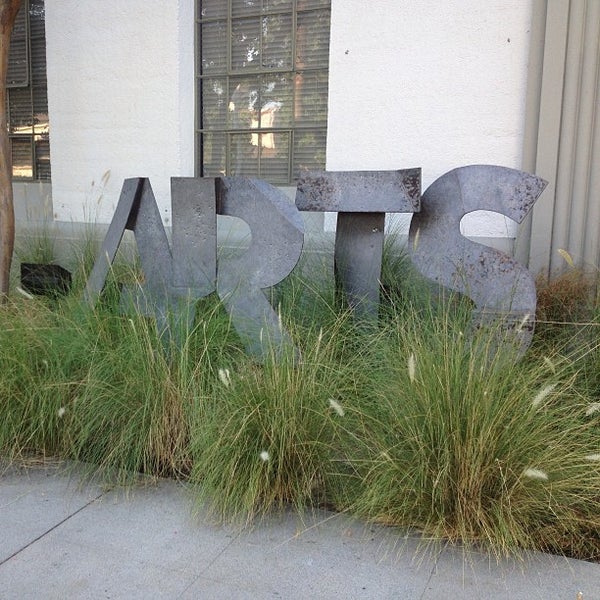 Foto diambil di Armory Center for the Arts oleh Arthur D. pada 9/10/2013