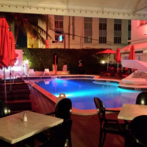 Das Foto wurde bei RED South Beach Hotel von Douglas M. am 6/6/2015 aufgenommen