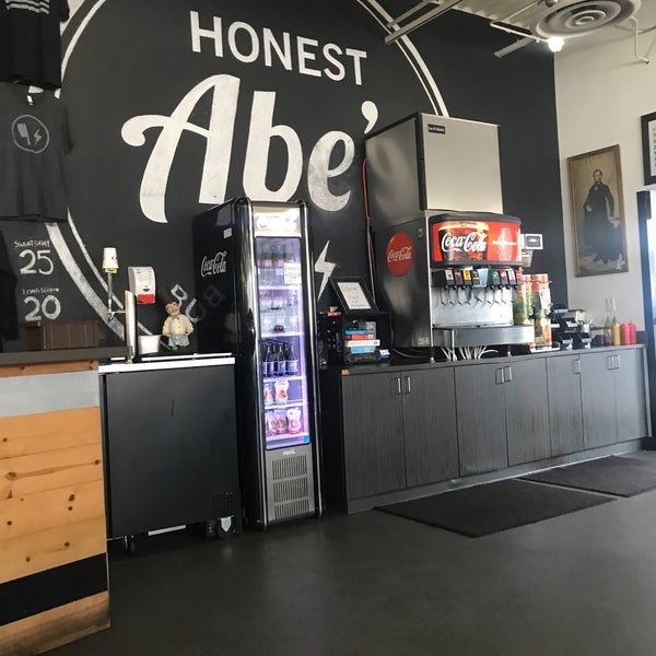 รูปภาพถ่ายที่ Honest Abe&#39;s Burgers &amp; Freedom โดย Greg D. เมื่อ 12/1/2019