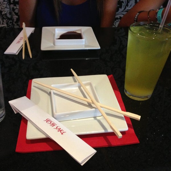 6/25/2013 tarihinde Adriana D.ziyaretçi tarafından Sushi Sake Doral'de çekilen fotoğraf