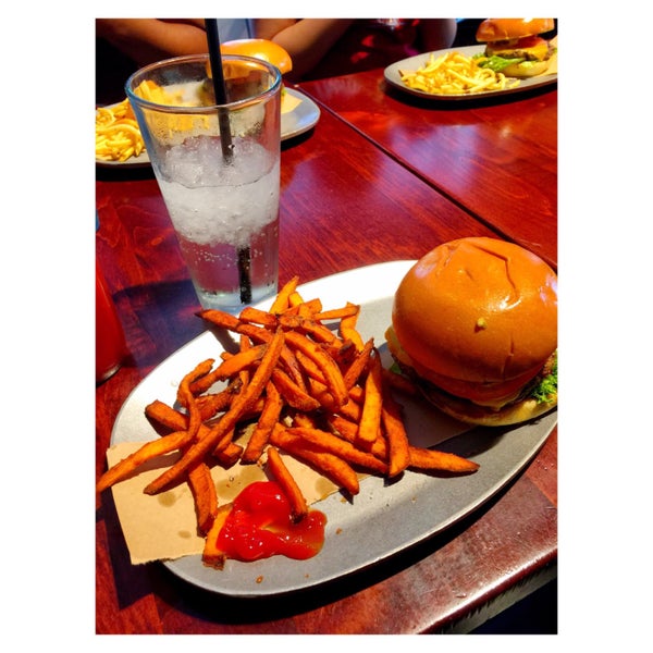 Foto tirada no(a) Village Burger Bar por Shawnee L. em 7/12/2015