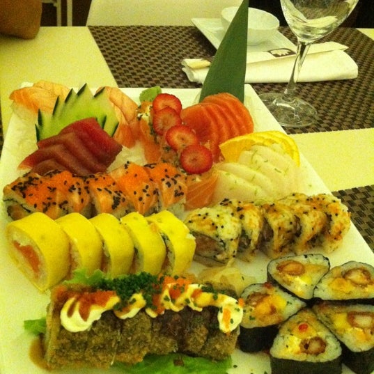 Foto tirada no(a) Sushihana Sushi Bar por Nicinha® E. em 10/19/2012