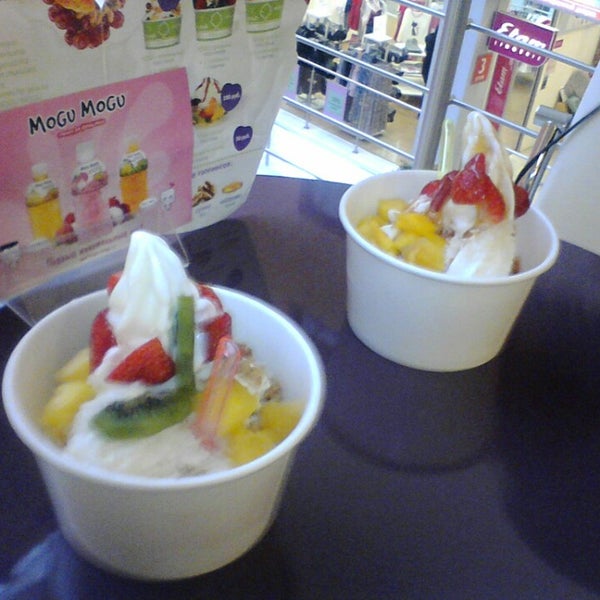 Photo taken at YOGU кафе, натуральный замороженный йогурт by Dina V. on 11/22/2013