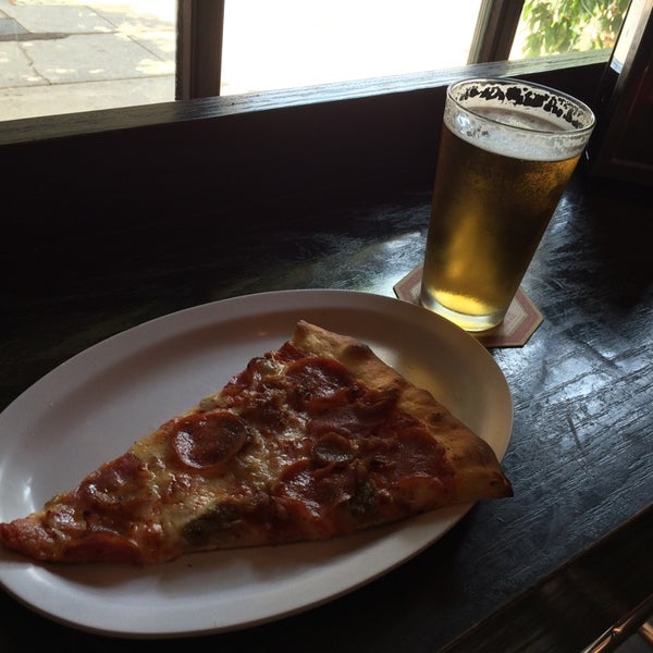 8/9/2014 tarihinde Richard Allan K.ziyaretçi tarafından King of New York Pizzeria Pub'de çekilen fotoğraf