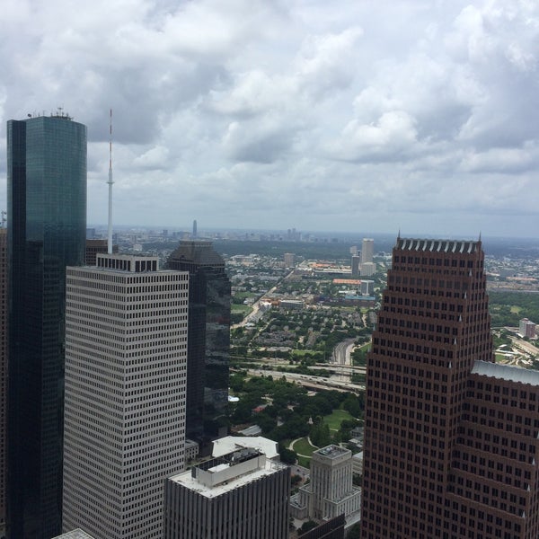 Das Foto wurde bei JPMorgan Chase Tower von Yeudy G. am 6/13/2016 aufgenommen
