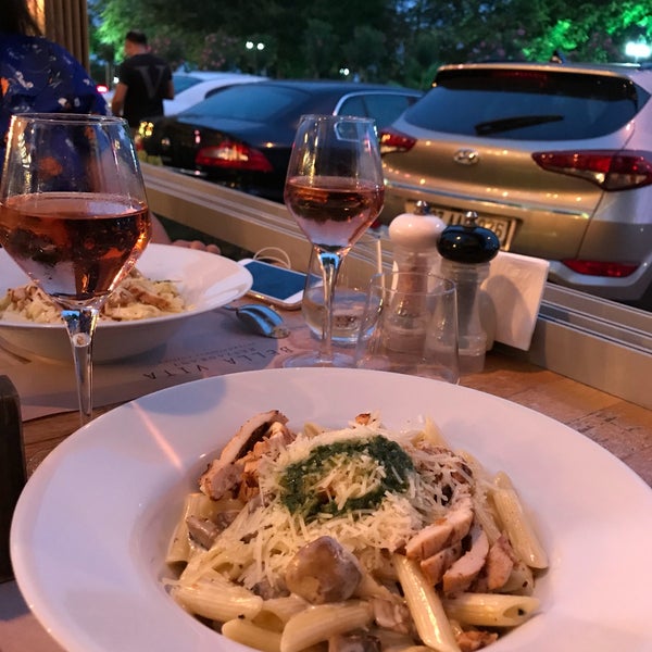 Foto diambil di Bella Vita Restaurant &amp; Bar oleh Gizem K.💫 pada 8/15/2019