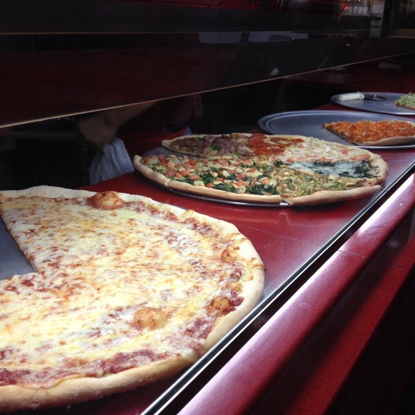 3/16/2014 tarihinde Diego T.ziyaretçi tarafından Famous Amadeus Pizza'de çekilen fotoğraf