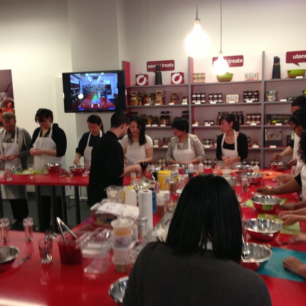 รูปภาพถ่ายที่ Cook &amp; Go โดย Munem เมื่อ 2/17/2013