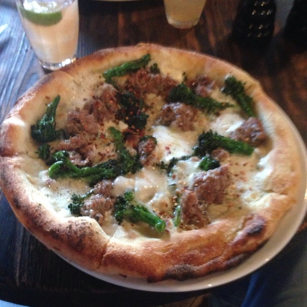 2/2/2014 tarihinde Ian D.ziyaretçi tarafından Pizza East'de çekilen fotoğraf