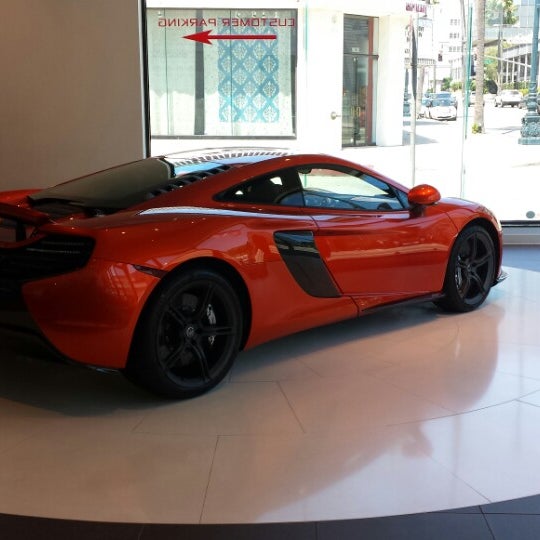7/21/2014에 Anthony D.님이 McLaren Auto Gallery Beverly Hills에서 찍은 사진