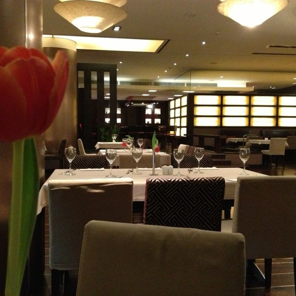Foto diambil di Avalon Restaurant oleh Ernesto D. pada 2/18/2013