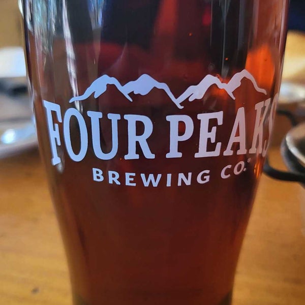 Foto tomada en Four Peaks Brewing Company  por Scott B. el 11/4/2022