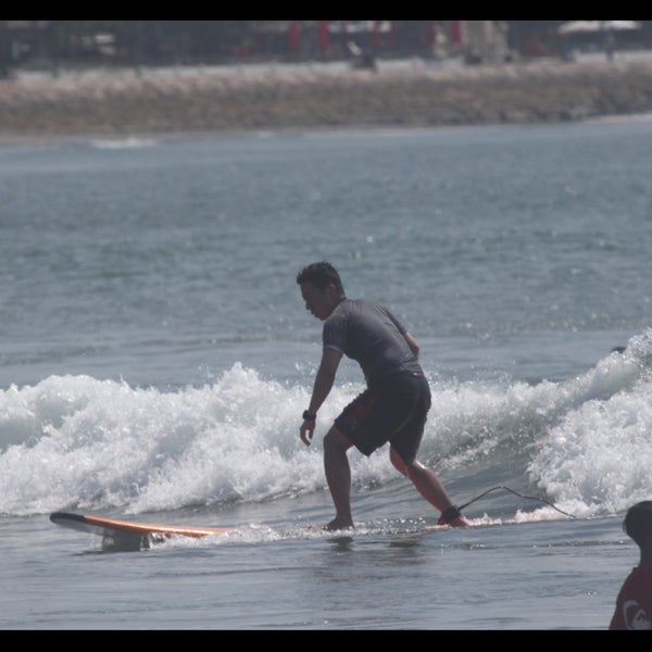 Foto tirada no(a) Odysseys Surf School por Jaykay C. em 11/30/2015