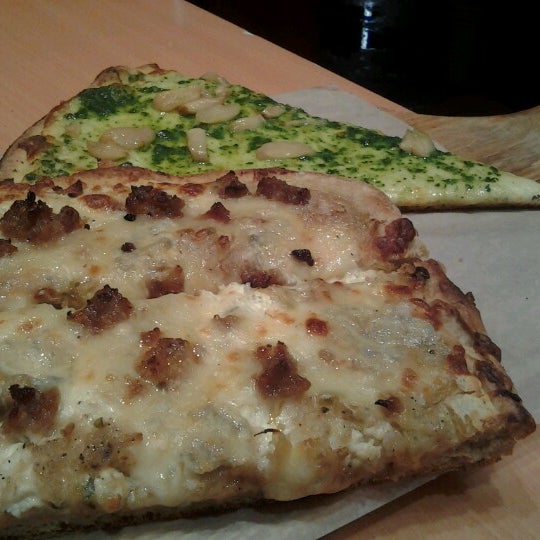 Foto scattata a Pizza By La Grolla da James C. il 12/9/2012