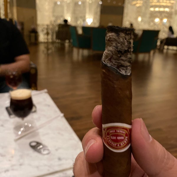 Foto tomada en Turquoise Cigar Lounge - Ritz Carlton  por ᴏᴍᴀʀ el 7/8/2023