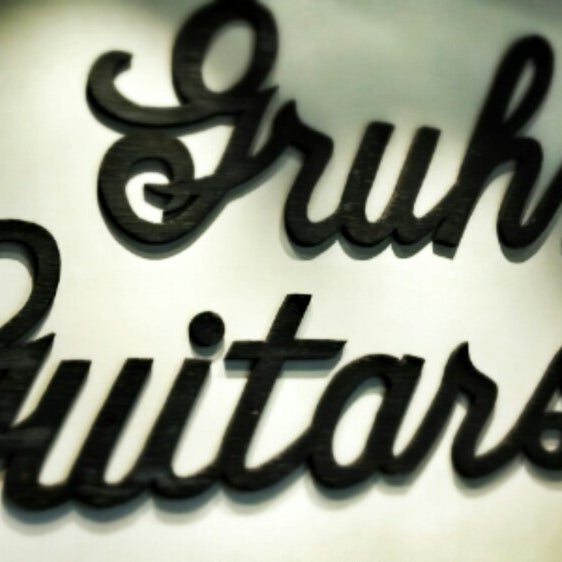 รูปภาพถ่ายที่ Gruhn Guitars โดย Denise เมื่อ 5/27/2014
