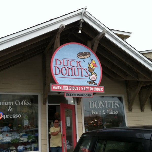 รูปภาพถ่ายที่ Duck Donuts โดย John H. เมื่อ 10/14/2013