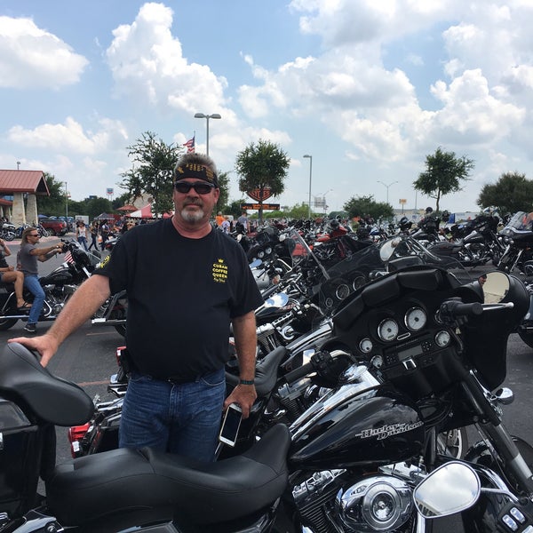 Foto tirada no(a) Central Texas Harley-Davidson por David V. em 6/11/2016