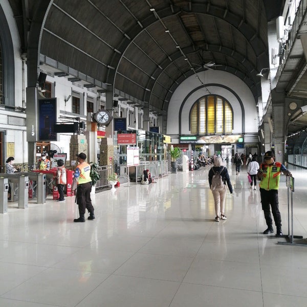 Photo taken at Stasiun Jakarta Kota by Prihandaru P. on 4/11/2022