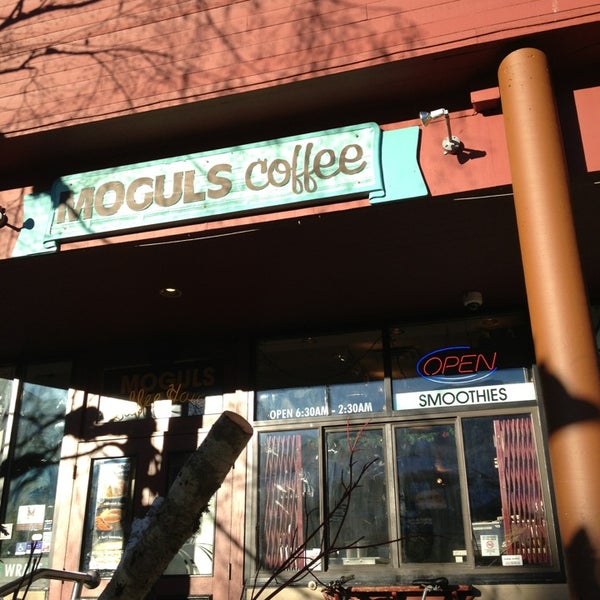 Foto tomada en Moguls Coffee House  por Terry C. el 1/3/2013