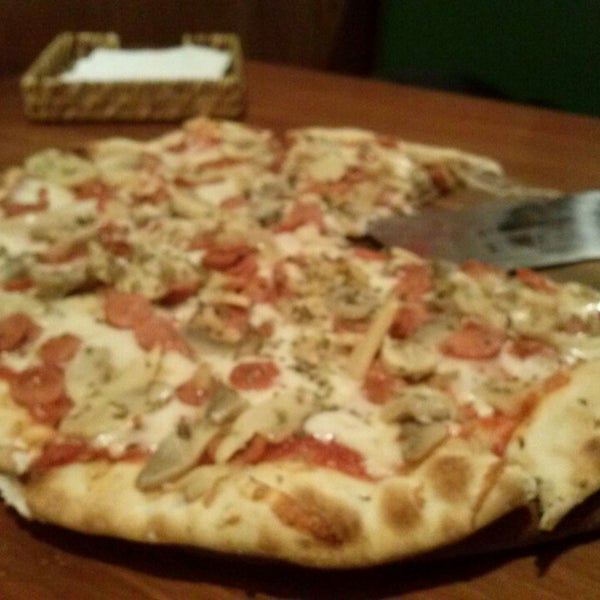 รูปภาพถ่ายที่ La Pizzeria de Renzo โดย Claudia R. เมื่อ 7/19/2013