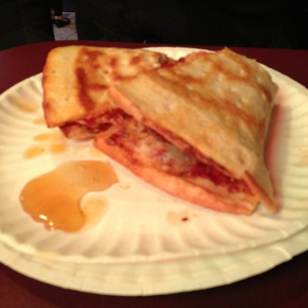 รูปภาพถ่ายที่ Joe&#39;s Pizza Buy the Slice โดย Charley Y. เมื่อ 1/12/2013