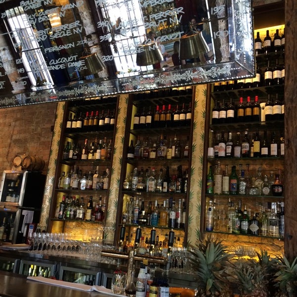 10/9/2014 tarihinde Jackie M.ziyaretçi tarafından Ananas Bar &amp; Brasserie'de çekilen fotoğraf