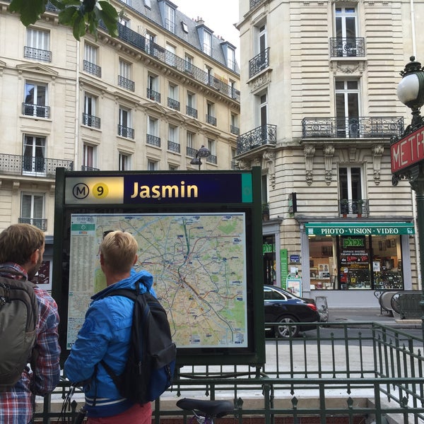 Métro Jasmin [9] Metro Station in Paris