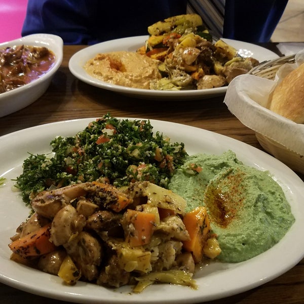 11/10/2017 tarihinde Amanda T.ziyaretçi tarafından Aladdin Mediterranean Cuisine'de çekilen fotoğraf