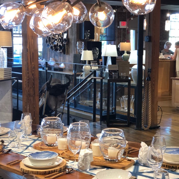 รูปภาพถ่ายที่ Simon Pearce Restaurant, Retail &amp; Glassblowing โดย SP P. เมื่อ 8/2/2019