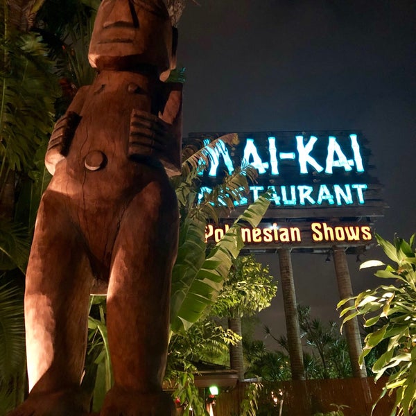 Photo taken at Mai-Kai Restaurant and Polynesian Show by Cindy R. on 5/18/2019