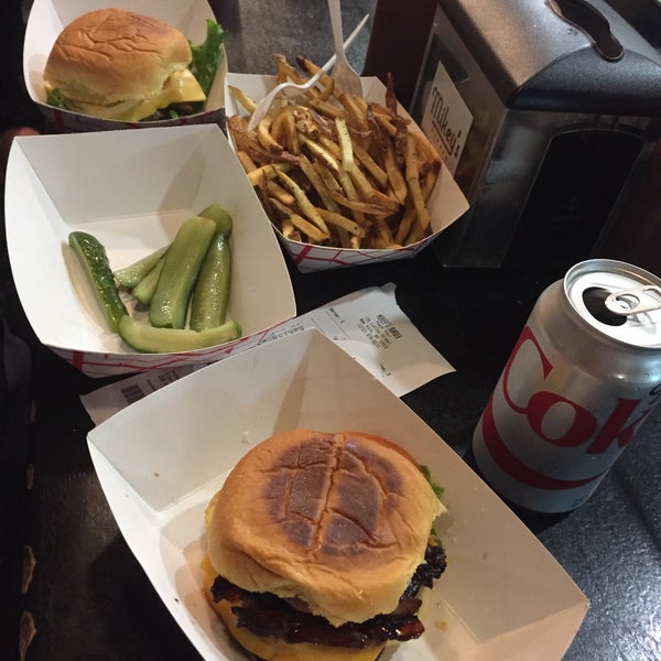 รูปภาพถ่ายที่ Mikey&#39;s Burger โดย Cindy R. เมื่อ 11/3/2016