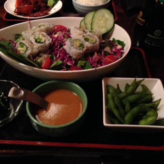 12/17/2012 tarihinde Richard M.ziyaretçi tarafından East Japanese Restaurant'de çekilen fotoğraf