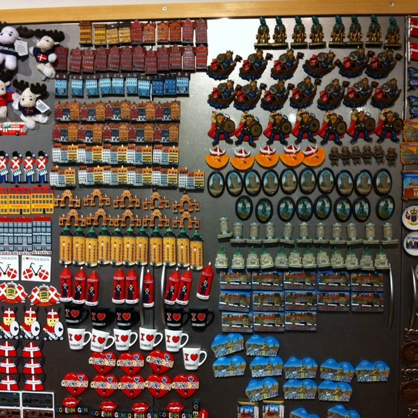 Copenhagen souvenir package. Голландия сувениры. Копенгаген сувениры. Сувенирка дании. Магнитики на холодильник.