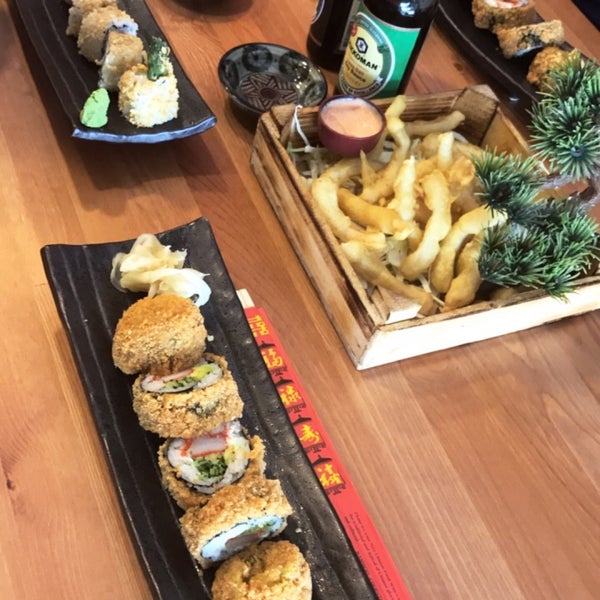 รูปภาพถ่ายที่ oishii wok &amp; sushi โดย Keçeci F. เมื่อ 8/10/2017