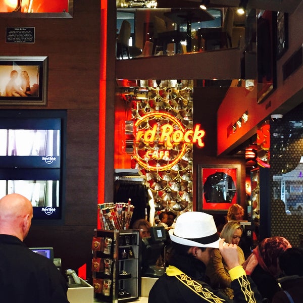 Foto diambil di Hard Rock Cafe Istanbul oleh Erkan ö. pada 3/29/2015