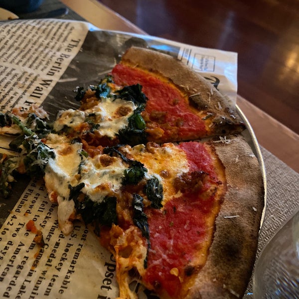 Снимок сделан в Vesta Wood Fired Pizza &amp; Bar пользователем John W. 2/8/2020