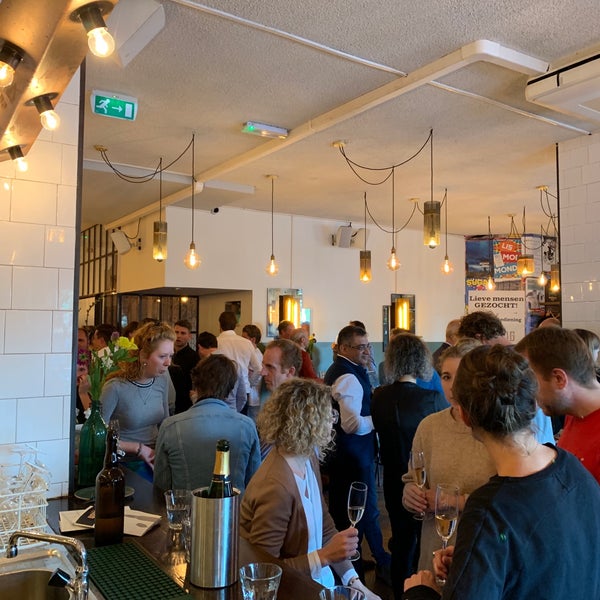 รูปภาพถ่ายที่ Café Vrijdag โดย Ronnie K. เมื่อ 9/19/2019