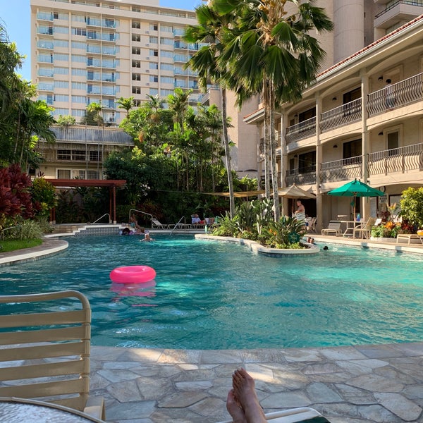 Foto tomada en Waikiki Sand Villa Hotel  por Keiji S. el 7/16/2019