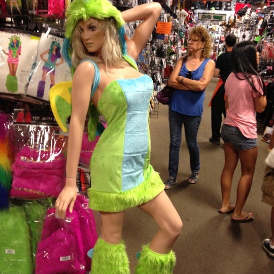 10/7/2012에 @teamchuck님이 HalloweenMart - Your Year Round Costume and Prop Shop!에서 찍은 사진