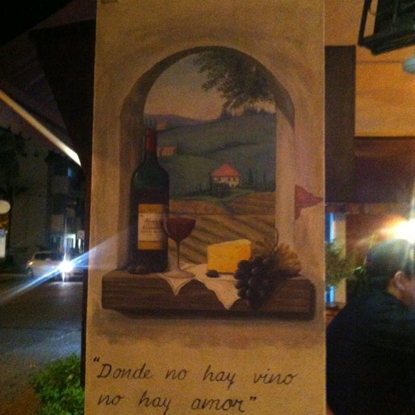 8/17/2013 tarihinde Cristina P.ziyaretçi tarafından Off The Vine Playa Wine &amp; Deli Bar'de çekilen fotoğraf