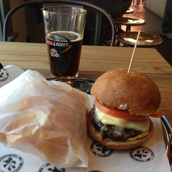 Foto scattata a Charcoal&#39;s Gourmet Burger Bar da Feed Me Good il 3/1/2013